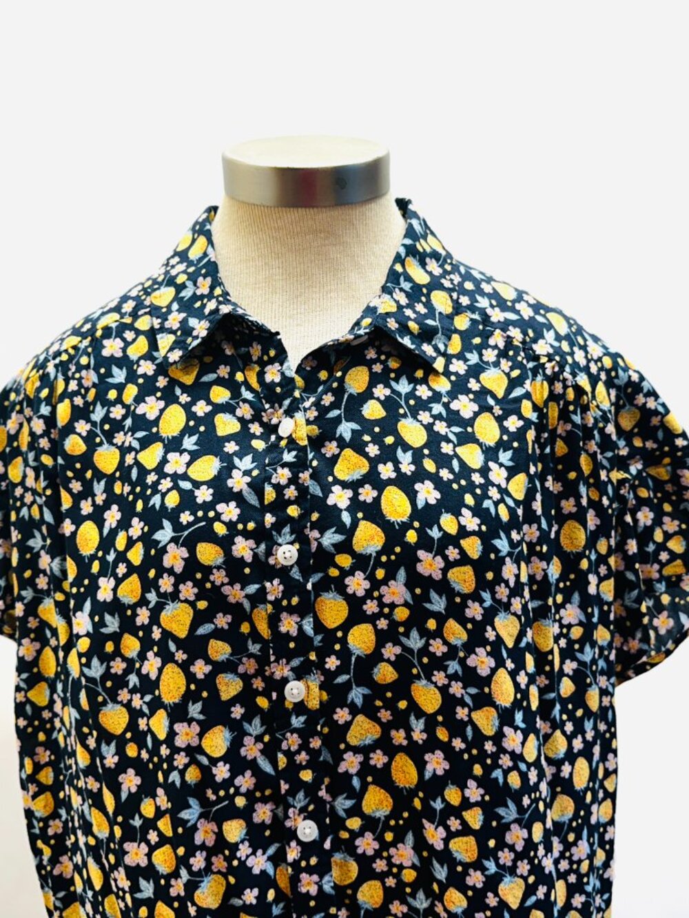 NWT SO Women Short Sleeve Button Down Collared Floral/Fruit Shirt Size XL - Picture 2 of 12
